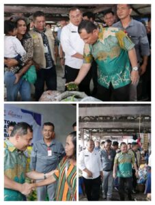 Pejabat(pj) Bupati dairi memberikan sembako kepada masyarakat didampingi  kadis perindag