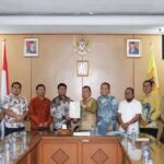 Penjabat Bupati Dairi Surung Charles Bantjin Serahkan Sertifikat Tanah Ke KPU Kabupaten Dairi Penjabat Bupati Dairi Surung Charles Bantjin Serahkan Sertifikat Tanah Ke KPU Kabupaten Dairi