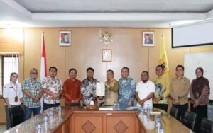 Penjabat Bupati Dairi Surung Charles Bantjin Serahkan Sertifikat Tanah Ke KPU Kabupaten Dairi