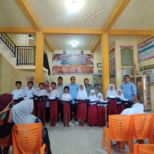 Peduli Pendidikan, Pemdes Pulau Kijang Salurkan Bantuan Bagi siswa-siswi Berprestasi