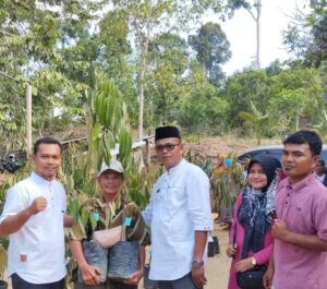 PemDes Dusun Tuo Bagikan Bibit Durian Terbaik Untuk Masyarakat dari Program Ketahanan Pangan