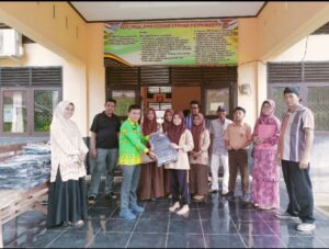 Senyum Bahagia Siswa-Siswi saat Menerima Bantuan Perlengkapan Sekolah dari PemDes Pulau Busuk Jaya