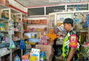 BABINSA KORAMIL 06/CERENTI KODIM 0302/INHU PASTIKAN KESTABILAN HARGA SEMBAKO DI DESA PULAU BUSUK KECAMATAN INUMAN