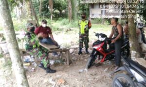 BABINSA KORAMIL 06/CERENTI KODIM 0302/INHU MENGAJAK MASYARAKAT UNTUK SENANTIASA HIDUP BERSIH PADA SAAT KOMSOS DI DESA KAMPUNG BARU KECAMATAN CERENTI
