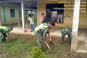 BABINSA KORAMIL 06/CERENTI KODIM 0302/INHU DAN MASYARAKAT BEKERJASAMA GOTONG ROYONG MEMBERSIHKAN MUSHOLA DI DESA BINAAN
