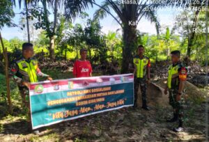 BANGKITKAN RASA KEPEDULIAN MASYARAKAT PERSONIL KORAMIL 06/CERENTI KODIM 0302/INHU MELAKSANAKAN SOSIALISASI DAN PATROLI BERSAMA WARGA DALAM RANGKA PENCEGAHAN KEBAKARAN HUTAN DAN LAHAN