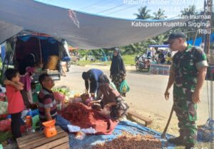 BABINSA KORAMIL 06/CERENTI KODIM 0302/INHU SERKA EFISON PANTAU HARGA KEBUTUHAN POKOK DI PASAR TRADISIONAL KECAMATAN INUMAN