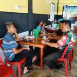 MANFAATKAN WARUNG KOPI KOPTU IRWAN BABINSA KORAMIL 06/CERENTI KODIM 0302/INHU LAKSANAKAN KOMSOS MANFAATKAN WARUNG KOPI KOPTU IRWAN BABINSA KORAMIL 06/CERENTI KODIM 0302/INHU LAKSANAKAN KOMSOS