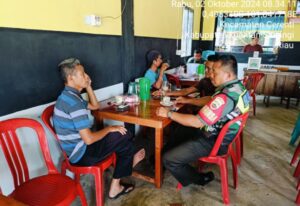 MANFAATKAN WARUNG KOPI KOPTU IRWAN BABINSA KORAMIL 06/CERENTI KODIM 0302/INHU LAKSANAKAN KOMSOS