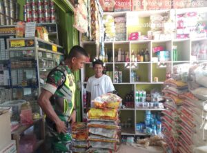 BABINSA KORAMIL 06/CERENTI KODIM 0302/INHU SERDA JAMA ANUR LAKUKAN KEGIATAN RUTIN CEK HARGA SEMBAKO DI DESA SIKAKAK KECAMATAN CERENTI