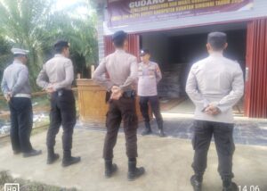 Personil Polres Kuansing Laksanakan Apel Pam Gudang Logistik KPU dalam Rangka Operasi Mantap Praja LK 2024