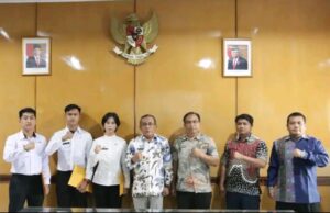 Pejabat (PJ) sekretaris Daerah menyerahkan SK CPNS lulusan IPDN
