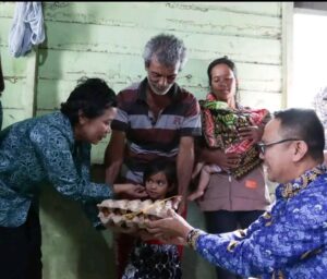 Penjabat (Pj) Ketua Tim Penggerak PKK Kabupaten Dairi Ny. Ermawati Charles Bantjin bersama Sekretaris Pembina PKK Kabupaten Dairi
