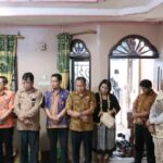 Di tengah kesibukannya Penjabat Bupati Dairi Surung Charles Bantjin bersama Pj Sekretaris Daerah Jonny Hutasoit dan jajaran Kepala OPD melayat ke rumah duka atas meninggalnya orang tua Sekretaris Dewan (Sekwan) DPRD Dairi