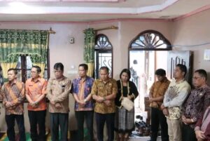 Di tengah kesibukannya Penjabat Bupati Dairi Surung Charles Bantjin bersama Pj Sekretaris Daerah Jonny Hutasoit dan jajaran Kepala OPD melayat ke rumah duka atas meninggalnya orang tua Sekretaris Dewan (Sekwan) DPRD Dairi