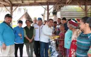 Pejabat(PJ(bupati Dairi memberikan bantuan kepada masyarakat yg terkena longsor