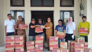 Gerak Cepat Pemerintahan Kecamatan kuantan Hilir Serahkan Bantuan Banjir kepada Masyarakat