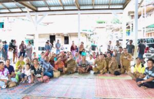 Penjabat Bupati Dairi Surung Charles Bantjin Serahkan Bantuan Kepada Masyarakat Suka Dame