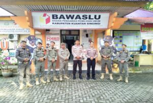 Polres Kuansing Patroli Sinergitas Bersama Satpol PP Kuansing Melalui Pengecekan Personil Pengamanan Bawaslu Dalam Rangka Ops Mantap Praja LK 2024