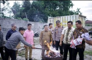 Tuntas Distribusikan Logistik Pilkada Oleh KPU, Pj Bupati Saksikan Pemusnahan 530 Surat Suara Rusak