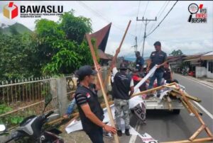 Hari kedua masa tenang Bawaslu dairi tertipkan apk yang masih terpasang disetiap wilayah Dairi