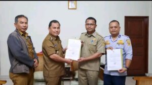 Masuki Purna Tugas, Pj Bupati Dairi Serahkan SK Plt Kepala Dinas Pendidikan dan Kepala Diinas Perhubungan