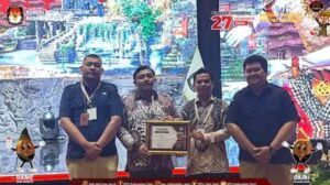 KPU KABUPATEN Dairi menerima penghargaan untuk katagori kabupaten terbaik dalam pengelolaan dan pendaftaran pasangan calon dalam pilkada serentak