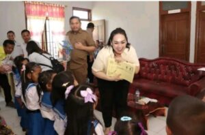 Bupati Pakpak Bharat, Franc Bernhard Tumanggor bersama istri, Ny. Juniatry Franc Bernhard Tumanggor mengunjungi Dusun Genting di Desa Malum