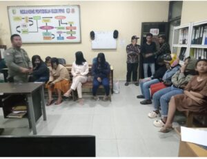 Satpol-PP Kuansing dan Puluhan Warga Grebek Diduga Tempat prostitusi,Belasan Muda-Mudi Terjaring
