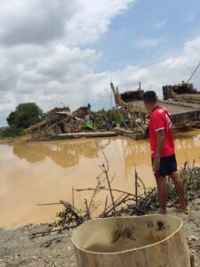 Polsek Cerenti Musnahkan 13 Unit Rakit  Pertambangan Emas Tanpa Izin (PETI )di Desa Pulau Bayur Kecamatan Cerenti