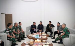 Bupati Pakpak Bharat,Franc Bernhard Tumanggor Dan Berapa Pejabat Lain.Menerima Kunjungan Dari Dandim 0206/Dairi