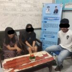Sepasang Muda-Mudi Diduga Berbuat Mesum di Kontrakan Kakaknya di Muara Lembu, Diamankan Warga dan Dimediasi di Polsek Singingi Sepasang Muda-Mudi Diduga Berbuat Mesum di Kontrakan Kakaknya di Muara Lembu, Diamankan Warga dan Dimediasi di Polsek Singingi