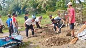 Pemdes Kepala Pulau dan Masyarakat Goro Perbaiki Jalan Rusak, Asmudi PJ kades : Ini tidak terlepas dari kegigihan dan kerja keras kita semua