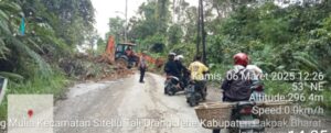 BPBD Bersama TNI Polri kabupaten Pakpak Bharat Menormalisasi Jalan Akibat Longsor