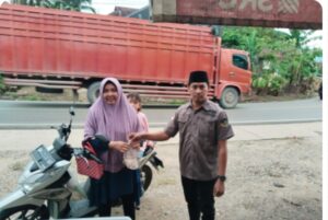 Ramadhan Berkah, JMSI Kuansing Bagi Bagi Takjil buat Masyarakat