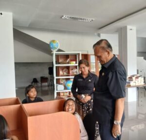 Wabup Pakpak Bharat tinjau gedung perpustakaanyang baru dibangun
