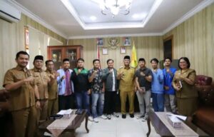 Wakil Bupati Dairi Wahyu Daniel Sagala menerima Audensi panitia Pelaksanaan pawai malam Takbiran dan festival Tabuh Bedug yang akan dilaksanakan 30 maret mendatang yang bertempat di ruang kerja Wakil Bupati Dairi