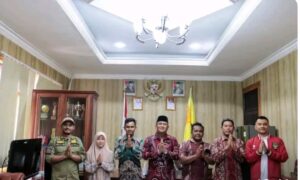 Wakil bupati Dairi Disampingi kepala dinas Pawisata Budaya dan Olahraga menerima audiensi panitia even sepak bola