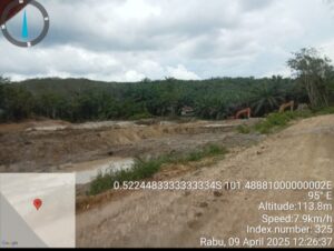 Tak Tanggung-tanggung 2 alat berat dikerahkan porak porandakan kebun karet Pemda di Jake, untuk aktivitas PETI