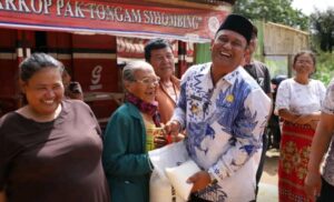 Wakil Bupati Dairi Memberikan Bantuan kepada masyarakat Terkena Bencana Angin puting beliung