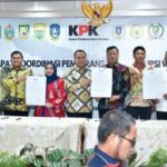 Ketua DPRD Kuansing, H. Juprizal, SE. MM dan Bupati Kuansing, Dr. H.Suhardiman Amby, Ak. MM bersama KPK berkomitmen melawan korupsi di daerah.