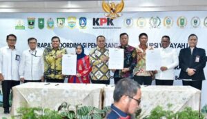 Ketua DPRD Kuansing, H. Juprizal, SE. MM dan Bupati Kuansing, Dr. H.Suhardiman Amby, Ak. MM bersama KPK berkomitmen melawan korupsi di daerah.