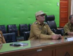 Wakil Bupati Dairi mengikuti meeting terkait sosial isasu melalui zoom