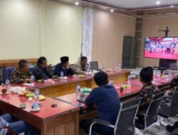 Sekda Pakpak Bharat hadir saat nobar dalam memeriahkan HUT Bhayangkara ke 79 yang digelar Polres Pakpak Bharat