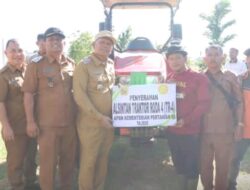Dorong Produktivitas Pertanian, Bupati Serahkan 13 Traktor untuk Petani Dairi Bantuan Kementan