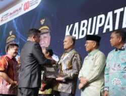 Wakili Bupati Pakpak Bharat menerima pembayaran utang DBH