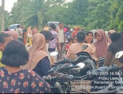 Dermaga Desa Tanjung Simandolak padat dengan pengunjung yang menyaksikan uji coba perahu jalur baru