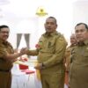 Bupati Dairi Vikner Sinaga menyerahkan surat keputusan masa persiapan pensiun