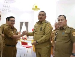 Bupati Dairi Vikner Sinaga menyerahkan surat keputusan masa persiapan pensiun