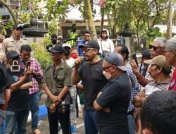 Aksi Gayatri Jilid 2 di Tulungagung: Warga Desak Transparansi, dan ban di bakar di depan kantor DPRD tulungagung